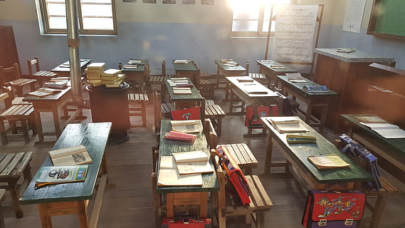bureau, livres, des sacs, à l'intérieur, salle de cours, Mémoire, école primaire, dans la classe, personne, livre, publication, grand groupe d'objets, abondance, vente au détail, choix, journée, nature morte, variation, affaires, architecture, table, éducation, vue grand angle, collection, texte, Littérature, le consumérisme, 5K, CC0, domaine public, libre de droits