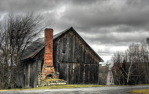 vecchio granaio, nuvole, autunno, vecchio, abbandonato, fienile, scena rurale, architettura ed edifici, nessuno, vecchio stile, corri giù, legno - materiale, obsoleto, azienda agricola, intemperie, rustico, struttura costruita, immagine a colori, esterno dell'edificio, all'aperto, natura, acqua, tempo metereologico, architettura, tempesta, nuvola - cielo, cielo, albero, pianta, costruzione, nuvoloso, albero nudo, edificio agricolo, cielo drammatico, nuvola temporalesca, deterioramento, 4K, CC0, dominio pubblico, privo di copyright