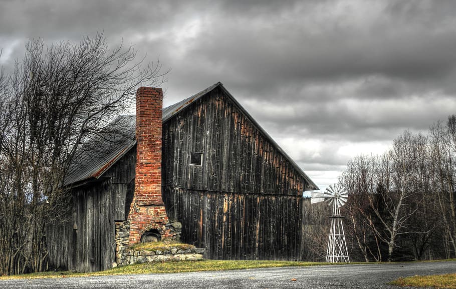 vecchio granaio, nuvole, autunno, vecchio, abbandonato, fienile, scena rurale, architettura ed edifici, nessuno, vecchio stile, corri giù, legno - materiale, obsoleto, azienda agricola, intemperie, rustico, struttura costruita, immagine a colori, esterno dell'edificio, all'aperto, natura, acqua, tempo metereologico, architettura, tempesta, nuvola - cielo, cielo, albero, pianta, costruzione, nuvoloso, albero nudo, edificio agricolo, cielo drammatico, nuvola temporalesca, deterioramento, 4K