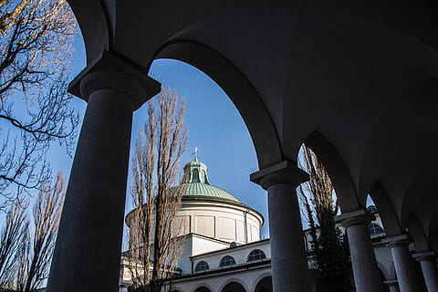 Arkade, Dorian-Modus, die Architektur, säulenartig, Gebäude, Baukunst, Friedhof, Begräbnishalle, Tod, Kuppel, Kirche, Architektur und Gebäude, berühmter Platz, Dom, Geschichte, gebaute Struktur, Gebäudehülle, architektonische Säule, Religion, Europa, Bogen, Flachwinkelansicht, Tag, Spiritualität, Glauben, Anbetungsstätte, keine Leute, Reiseziele, Natur, Himmel, gewölbt, Kolonnade, Turm, 4K, CC0, gemeinfrei, lizenzfrei