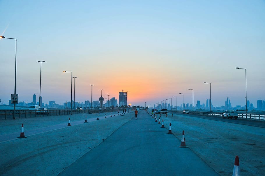 posta de sol, capvespre, bahrain, posta de sol, aigua, a l'aire lliure, temperatura de fred, port, llum del carrer, cel, carrer, arquitectura, ciutat, transport, estructura construïda, carretera, en fila, exterior de l'edifici, naturalesa, equips d’il·luminació, perspectiva decreixent, el camí a seguir, direcció, cap gent, vespre, crepuscle, paisatge, publicació, gratacels, paisatge urbà, 4K