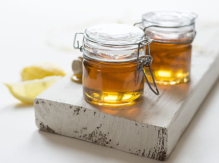voedsel, hout, drinken, glas, fles, kleur, houder, genezen, goud, Gezondheid, kruiden, honing, pot, vloeistof, geneeskunde, stilleven, zoet, tafel, behandeling, houten, eten en drinken, binnenshuis, detailopname, studio opname, versheid, geen mensen, glas - materiaal, eigengemaakt, luchtdicht, focus op de voorgrond, gezond eten, olie-, jam, stenen pot, 5K, CC0, publiek domein, royaltyvrij