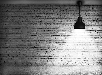 lampa wisząca, z przodu, ceglana ściana, fotografia w skali szarości, blok ścienny, światło, Ściana, blok, czarny i biały, neutralne kolory, cegła, funkcja budowy ścian, architektura, zbudowana struktura, żadnych ludzi, sprzęt oświetleniowy, oświetlony, wiszące, wewnątrz, noc, światło elektryczne, lampa elektryczna, Elektryczność, ulica, oprawa światła, 2K, CC0, domena publiczna, darmowe zdjęcia