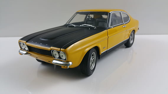 giallo, nero, modello pressofuso di coupé, visualizzati, tavolo, capri, auto, modello, vecchi tempi, veicoli, modello di auto, giocattoli, veicolo a motore, modo di trasporto, mezzi di trasporto, in stile retrò, singolo oggetto, veicolo terrestre, Taxi, nessuno, giocattolo, antico, ruota, velocità, città, auto da collezione, girato in studio, in casa, metallo, 5K, CC0, dominio pubblico, privo di copyright