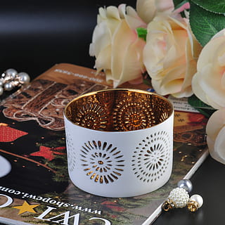 assolellat, perfumat, vela, natura morta, taula, menjar i beguda, menjar, a l'interior, cap gent, primer pla, frescor, menjar dolç, xocolata, llest per menjar, postres, indulgència, menjar poc saludable, centrar-se en primer pla, vista d’angle alt, placa, dolç, contenidor, gran grup d'objectes, temptació, 2K, CC0, domini públic, lliure de regalies