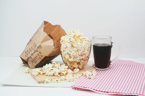 užkandis, popkornas, kolos, kukurūzai, Maistas ir gėrimai, maisto, patalpose, studija, šviežumas, sveika mityba, gaivinimas, gerti, baltas fonas, pieno produktai, gerovę, nėra žmonių, buitinė įranga, stiklas, natiurmortas, pjaustymo lentelė, geriamojo stiklo, 4K, CC0, Viešasis domenas, nemokamai