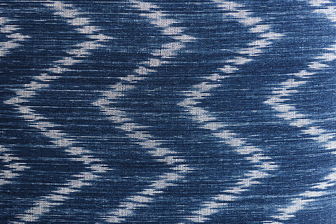 bílý, modrý, textilní chevron, textura, vzor, minimální, geometrický, design, pozadí, celý rám, nikdo, den, slunečního světla, texturou, Příroda, vlny, stín, detail, venku, architektura, stavba, bílá barva, abstraktní, vysoký úhel pohledu, tvořivost, nástěnný prvek, 1080P, CC0, veřejná doména, bez autorských práv