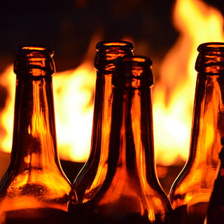 Flaschen, Feuer, gemütlich, Glas, Norrbotten, Schweden, Grillen, Norrland, Essen und Trinken, Flasche, Glas - Material, keine Leute, Nahansicht, Container, drinnen, Erfrischung, Getränk, Feuer - natürliches Phänomen, Alkohol, Fokus auf den Vordergrund, Verbrennung, in einer Reihe, Hitze - Temperatur, Lebensmittel, Stillleben, Frische, 2K, CC0, gemeinfrei, lizenzfrei