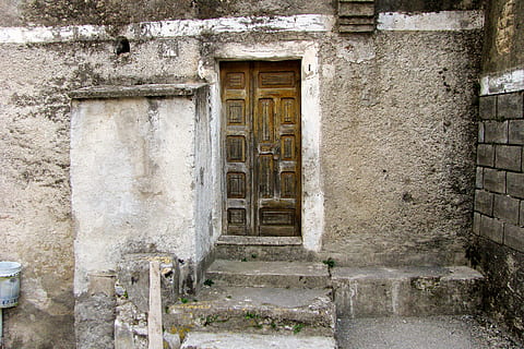 Brun, træ-, dør, grå, bygning, henfald, tid, kørt ned, ende, gammel, casa antica, væg, Papasidero, calabria, Italien, arkitektur, dekadence, gammel by, landsby, gamle mure, gamle huse, alderdom, bygget struktur, bygning udvendig, indgang, ingen mennesker, dag, historie, hus, murbygningsfunktion, forvitret, vindue, fortiden, trappe, lukket, forladt, udendørs, døråbning, Stenmur, ødelagt, 2K, CC0, offentligt domæne, royaltyfrie