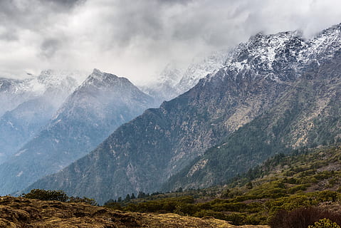 grön, brun, bergskulle, dagtid, landskapsfotografering, bergs alper, Himalaya, moln, berg, kulle, natur, landskap, scenics, bergskedja, utomhus, bergstopp, himmel, inget folk, snö, dal, skönhet i naturen, miljö, moln - himmel, scenics - natur, kall temperatur, vinter-, snötäckt berg, dag, lugn, lugn plats, barrträd, tall, 5K, CC0, offentligt domän, royaltyfria