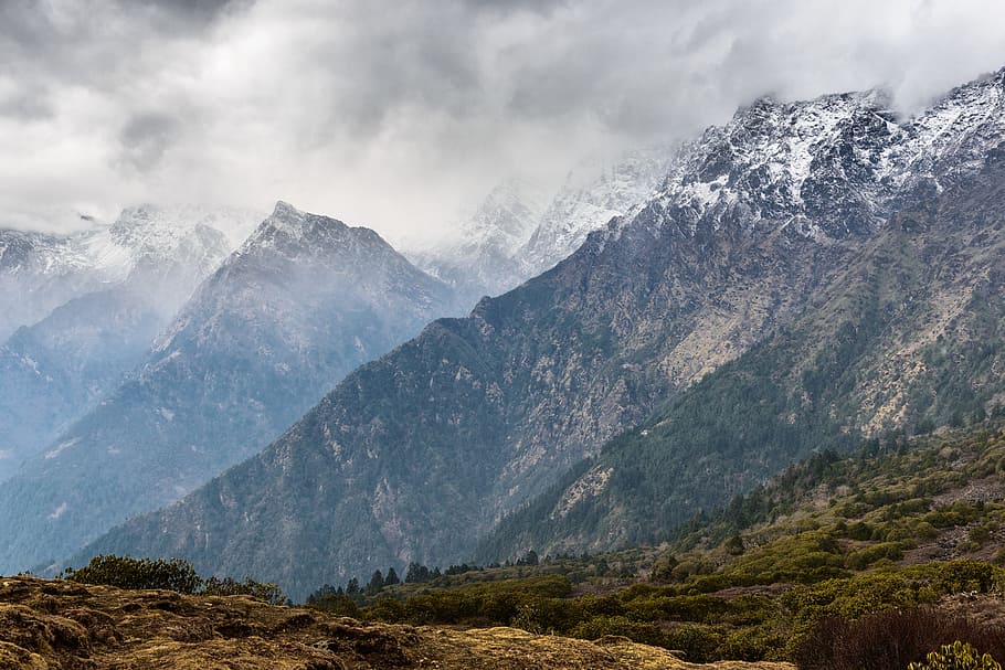 Grün, braun, Berg Hügel, tagsüber, Landschaftsfotografie, Bergalpen, Himalaya, Wolke, Berg, Hügel, Natur, Landschaft, szenen, Gebirge, draußen, Gipfel, Himmel, keine Leute, Schnee, Landschaften, Tal, Schönheit in der Natur, Umgebung, wolke - himmel, Szenen - Natur, kalte Temperatur, Winter, schneebedeckter Berg, Tag, Ruhe, ruhige Szene, Nadelbaum, Kiefer, 5K