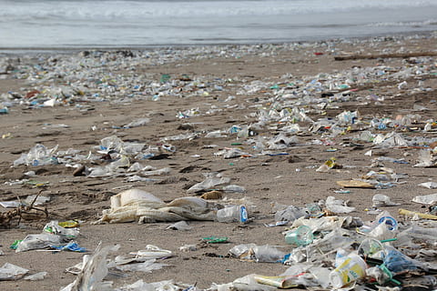 pila, basura, costa, tiempo de día, ambiente, playa, contaminación, residuos, deposito de basura, el plastico, residuos plásticos, reciclaje, basurero, relleno sanitario, Daño ambiental, montón, antihigiénico, depósito de chatarra, cuestiones ambientales, tierra, la contaminación del agua, agua, mar, sucio, suciedad, naturaleza, botella, problemas sociales, bolsa de plastico, nadie, responsabilidad, polietileno, consumismo, 2K, CC0, dominio público, libre de derechos