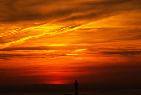 puesta de sol, color, noche, cielo, silueta, nube - cielo, cielo dramático, belleza en la naturaleza, color naranja, naturaleza, tierra, mar, tranquilidad, una persona, paisajes - naturaleza, horizonte, escena tranquila, oscuridad, en pie, agua, playa, al aire libre, horizonte sobre el agua, 1080P, CC0, dominio público, libre de derechos