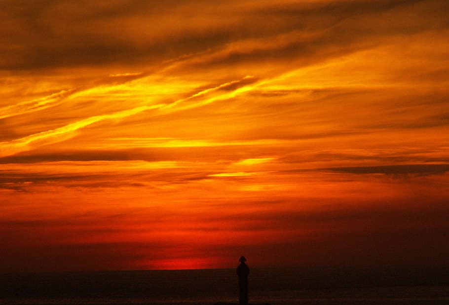 puesta de sol, color, noche, cielo, silueta, nube - cielo, cielo dramático, belleza en la naturaleza, color naranja, naturaleza, tierra, mar, tranquilidad, una persona, paisajes - naturaleza, horizonte, escena tranquila, oscuridad, en pie, agua, playa, al aire libre, horizonte sobre el agua, 1080P