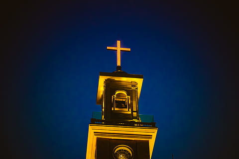 Chiesa, attraversare, cielo, Basso, foto ad angolo, torre della chiesa, luce, nella notte, notte, cristianesimo, religione, cattolicesimo, spiritualità, Gesù Cristo, forma a croce, crocifisso, blu, architettura, Torre dell'orologio, nessuno, struttura costruita, Torre, esterno dell'edificio, luogo di culto, costruzione, credenza, illuminato, orologio, destinazioni di viaggio, Inquadratura dal basso, città, 2K, CC0, dominio pubblico, privo di copyright