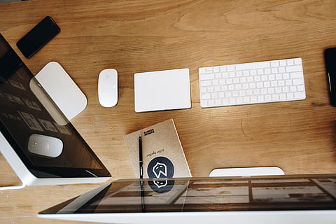 äpple, skrivbord, teknologi, dator, enheter, elektronik, imac, tangentbord, monitorer, mus, skärm, skärmar, arbetsutrymme, arbetsplats, arbetsyta, trämaterial, kommunikation, inomhus, tabell, inget folk, text, möbel, trådlös teknik, fortfarande liv, västra skriptet, bärbar dator, kontor, förbindelse, högvinkelvy, datorutrustning, bärbar informationsanordning, penna, elektrisk utrustning, 5K, CC0, offentligt domän, royaltyfria