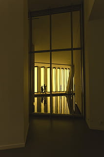 silhouette, Due, persone, a piedi, dentro, costruzione, d'oro, ora, Marrone, di legno, 6-lite, 6- finestra lite, camera, persona, finestra, riflessione, monocromatico, architettura, in casa, persone reali, struttura costruita, una persona, lunghezza intera, uomini, ringhiera, in piedi, stili di vita, giorno, porta, Entrata, illuminato, vetro - materiale, interno di casa, 1080P, CC0, dominio pubblico, privo di copyright