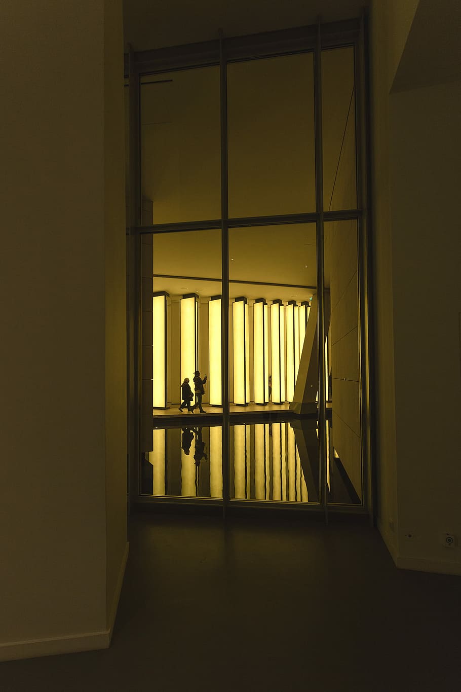 silhouette, Due, persone, a piedi, dentro, costruzione, d'oro, ora, Marrone, di legno, 6-lite, 6- finestra lite, camera, persona, finestra, riflessione, monocromatico, architettura, in casa, persone reali, struttura costruita, una persona, lunghezza intera, uomini, ringhiera, in piedi, stili di vita, giorno, porta, Entrata, illuminato, vetro - materiale, interno di casa, 1080P