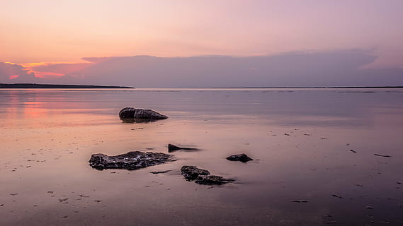 solnedgang, sten, skyer, flod, stilhed, vand, hav, himmel, scenics - natur, jord, ro, sky - himmel, miljø, landskab, natur, rolig scene, afspejling, ø, skønhed i naturen, strand, ingen mennesker, solid, skumring, horisont over vand, romantisk himmel, udendørs, sol, lagune, 5K, CC0, offentligt domæne, royaltyfrie