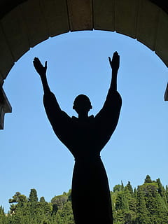 tumba, sombra, bendición, figura, arco, cielo, cristiano, silueta, vista trasera, adulto, un solo hombre, al aire libre, cielo limpio, brazo humano, gente real, actividad de ocio, estilos de vida, una persona, brazos levantados, naturaleza, día, planta, tres cuartos de longitud, árbol, azul, hombres, vista de ángulo bajo, en pie, mano levantada, 2K, CC0, dominio público, libre de derechos