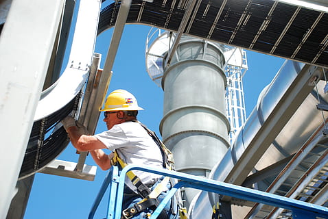 darbuotojas, aukštis, elektros energijos, šalmas, hardhat, galvos apdangalai, industrija, tik vyrai, tik vienas žmogus, žemas kampo vaizdas, profesija, skrybėlę, vienas asmuo, dieną, realūs žmonės, apsauga, vyrai, saugumą, saulės šviesa, dangus, darbo, stovėti, architektūra, lauke, 4K, CC0, Viešasis domenas, nemokamai