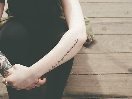 donna, nero, camicia, ghette, seduta, Marrone, di legno, superficie del pallet, donna in nero, camicia nera, pallet, superficie, donne, persone, all'aperto, femmine, parte del corpo umano, una persona, a piedi nudi, solo una donna, solo donne, solo adulti, Sezione centrale, stili di vita, persone reali, attività di svago, adulto, legno - materiale, mano umana, mano, tatuaggio, giorno, in piedi, abbigliamento casual, concentrarsi sulle conoscenze acquisite, parte del corpo, detenzione, arto umano, 4K, CC0, dominio pubblico, privo di copyright