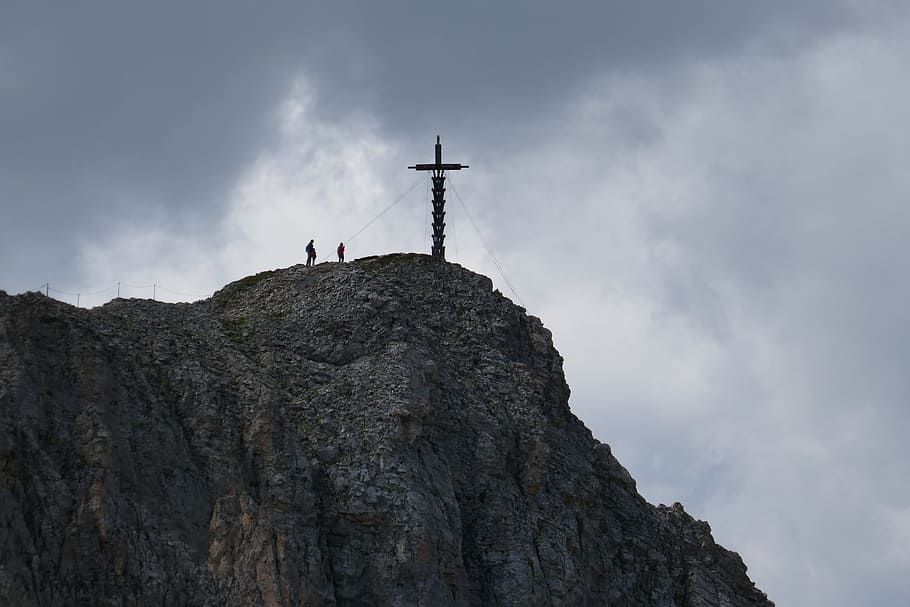 creu de cim, cim, alpí, muntanya, creu, muntanyes, naturalesa, humor, caminada, cel, punt de vista, alpinisme, Alps tirolesos, fred, núvols, abendstimmung, roca alpina, cim de muntanya, temps de sortida, silenciós, núvol - cel, vista d’angle baix, rock - object, rock, sòlid, comunicació, aventura, a l'aire lliure, activitat d'oci, gent, tecnologia, dia, terra, de peu, formació de roca, adult, 5K