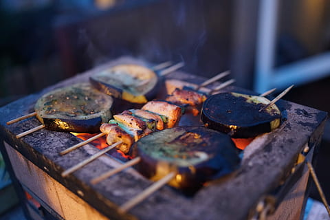 grillowanie żywności, jedzenie, pieczenie na rożnie, grill, grillowany, gotowanie, ogień - zjawisko naturalne, mięso, ciepło - temperatura, węgiel, płomień, na dworze, smakosz, posiłek, dym - struktura fizyczna, zbliżenie, wołowina, jedzenie i picie, palenie, ogień, przygotowanie, selektywne skupienie, dzień, Natura, żadnych ludzi, świeżość, przygotowywać jedzenie, białe mięso, 8K, CC0, domena publiczna, darmowe zdjęcia
