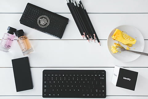 noir, sans fil, clavier;, assiette, cuillère;, des crayons;, portefeuille versace, portefeuille;, deux, clair, bouteilles en verre, Bureau, travail, étude, technologie, La technologie, affaires, clavier, gâteau, espace de travail, lieu de travail, mobile, téléphone, blanc, minimaliste, femelle, femme, Dame, copie, fond, accessoire personnel, table, vue grand angle, à l'intérieur, stylo, directement au-dessus, la communication, personne, ordinateur, nature morte, la créativité, grand groupe d'objets, récipient, portable, prise de vue en studio, Technologie sans fil, papier, 4K, CC0, domaine public, libre de droits