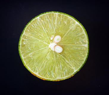 Citron, skive, grøn, hel, hvid, blad, citrus, frugt, tæt på, isolerede, moden, løv, ingen, tropisk, studie, fuld, halvt, afsnit, skære, plante, baggrund, afdeling, natur, mad, rå, citrus frugt, friskhed, sund kost, mad og drikke, velvære, studio skud, sort baggrund, tværsnit, ingen mennesker, indendørs, enkelt objekt, cirkel, geometrisk form, sund livsstil, renhed, 1080P, CC0, offentligt domæne, royaltyfrie