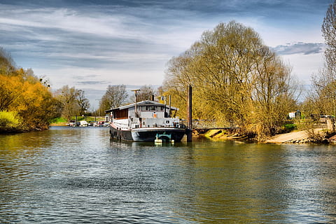 farvande, flod, afspejling, natur, sø, himmel, træ, sæson, parkere, schönwetter, landskab, vandret, hdr, panorama, naturskøn, sommer, græs, udsigt, landdistrikterne, panorama billede, turisme, rejse, grøn, blå, vand, træer, skib, kutter, transportmidler, transportform, nautiske fartøj, plante, havnefronten, ingen mennesker, dag, sky - himmel, udendørs, passagerskib, skønhed i naturen, arkitektur, 5K, CC0, offentligt domæne, royaltyfrie