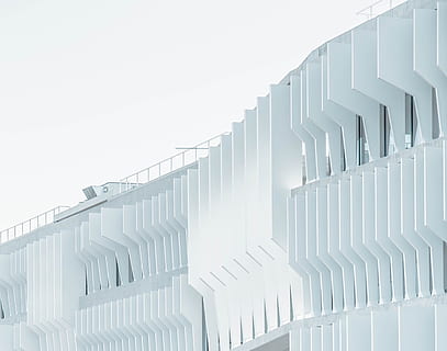 arkitektur, bygning, infrastruktur, struktur, etablering, leilighet, vinduer, condominium, himmel, mønster, bygget struktur, på rad, ingen folk, hvit farge, klar himmel, bygge eksteriør, dag, kopiere plass, natur, gjentakelse, lav vinkel visning, side ved side, trapp, moderne, metall, utendørs, hvit, 2K, CC0, offentlig domene, opphavsrett gratis