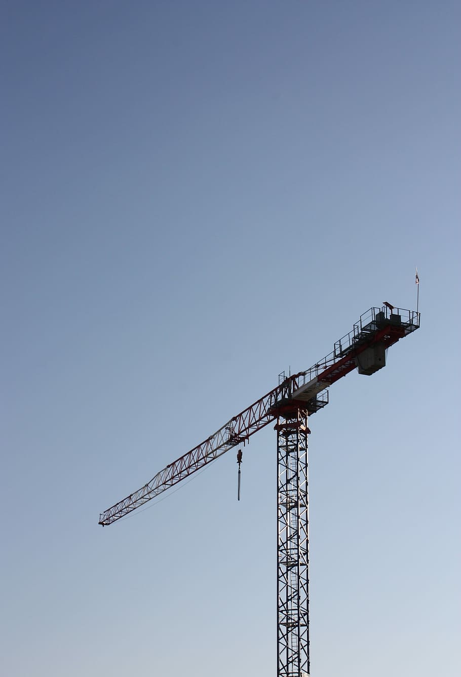 grua, treballar, lloc, lloc de construcció, grua - maquinària de construcció, desenvolupament, indústria, progrés, progressar, finances i indústria de les empreses, industria de la construcció, maquinària, cel, cel clar, còpia espai, vista d’angle baix, naturalesa, arquitectura, cap gent, dia, maquinària de construcció, alta - alta, blau, incomplet, a l'aire lliure, metall, equips de construcció, 4K