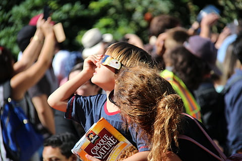 eclissi solare, bambino, sole, ragazzo, osservando, famiglia, divertimento, gruppo di persone, donne, infanzia, giorno, folla, prole, uomini, persone reali, persone accessorie, all'aperto, persone, evento, messa a fuoco selettiva, solidarieta, emozione, ragazze, ragazzi, concentrarsi sulle conoscenze acquisite, maschi, Festival, 5K, CC0, dominio pubblico, privo di copyright