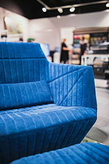 canapé bleu doux, doux, bleu, canapé, lit, confortable, à l'intérieur, personne, chaise, moderne, siège, meubles, chambre domestique, dans une rangée, transport, siège du véhicule, fermer, se concentrer sur le premier plan, personnes accessoires, relaxation, mise au point sélective, grand groupe d'objets, vide, personnes, mode de transport, adulte, textile, empiler, intérieur du véhicule, jeans, 4K, CC0, domaine public, libre de droits