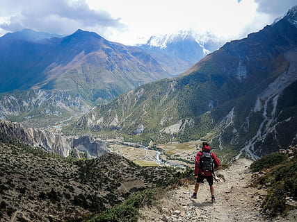 persona, rosso, superiore, waling, accanto, montagna, uomo, in piedi, roccioso, scogliera, di fronte, verde, pieno, montagne, pista, nube, fiume, ombra, avventura, valle, catena montuosa, escursioni a piedi, Salamon, Icescape, consultare, guardando fuori, guarda giù, attenzione, Guarda, analizzare, cercare, guardare, tortuosa strada, stretto, attività di svago, persone reali, bellezza nella natura, stili di vita, scenics - natura, attività, una persona, scena non urbana, scena tranquilla, uomini, natura, giorno, retrovisore, lunghezza intera, zaino, all'aperto, 4K, CC0, dominio pubblico, privo di copyright