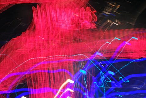 abstrakt, Bewegung, Beleuchtung, mehrfarbig, Langzeitbelichtung, beleuchtet, Lichtspur, drinnen, Muster, pinke Farbe, Hintergründe, Kreativität, Licht - natürliches Phänomen, rot, Bewegungsunschärfe, keine Leute, Vollbild, Licht, glühend, Komplexität, Neon-, schwarzer Hintergrund, 4K, CC0, gemeinfrei, lizenzfrei