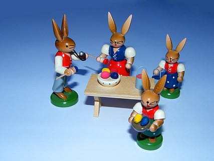 conejo de Pascua, equipo, trabajo en equipo, Pascua de Resurrección, pintar, grupo, vistoso, madera, pintado, figuras, color, familia, trabajo duro, juguete, multi color, azul, figurilla, cielo, longitud total, foto de estudio, representación, adentro, nadie, naturaleza muerta, creatividad, fondo azul, fondo de color, representación humana, Arte y artesanía, mamífero, gran grupo de objetos, conejo - animal, vacaciones, de cerca, 2K, CC0, dominio público, libre de derechos