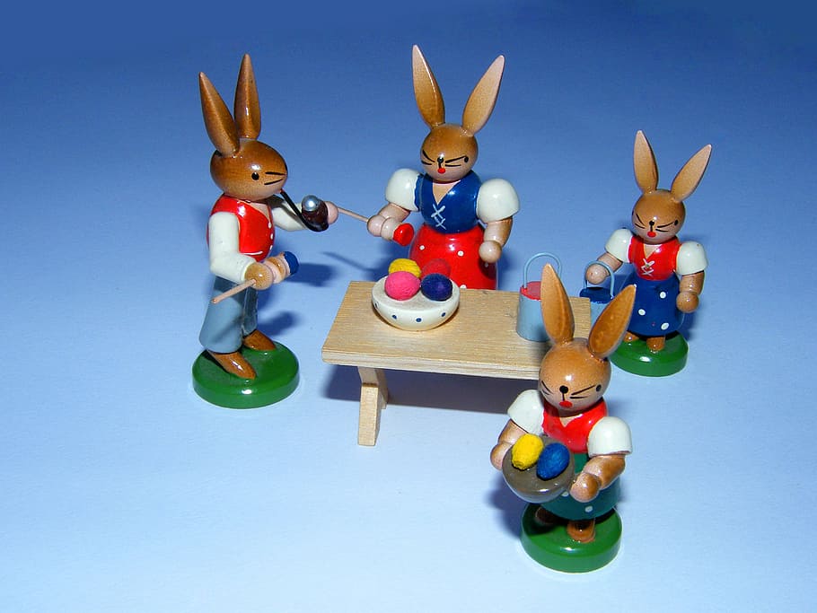 conill de Pasqua, equip, treball en equip, Pasqua, pintura, grup, colorit, fusta, pintat, xifres, color, família, treball dur, joguina, multicolor, blau, figureta, cel, longitud completa, tir de l'estudi, representació, a l'interior, cap gent, natura morta, creativitat, fons blau, fons de colors, representació humana, art i artesania, mamífer, gran grup d'objectes, conill - animal, festa, primer pla, 2K