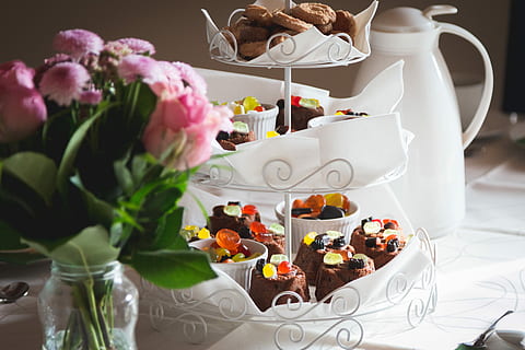 bianca, battuto, vassoio da torta in ferro, ferro battuto, torta, vassoio, nozze, cibo, tavolo, decorazione, preparativi, piatto, celebrazione, fiore, nessuno, mazzo, eleganza, banchetto, buongustaio, cibo e bevande, bere, in casa, pianta fiorita, freschezza, dolce, cibo dolce, pianta, indulgenza, pronto a mangiare, al forno, tazza, natura, natura morta, tentazione, composizione floreale, teiera, bicchiere, 5K, CC0, dominio pubblico, privo di copyright