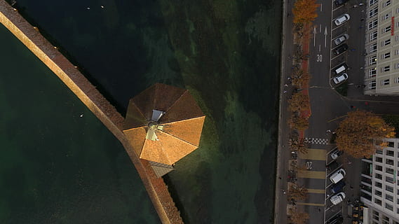 oltre kapellbrücke, macchine, parcheggiata, costruzione, ponte, fiume, Torre, guarda giù, strada, architettura, struttura costruita, esterno dell'edificio, città, acqua, nessuno, natura, quartiere residenziale, ambiente, all'aperto, conservazione dell'ambiente, giorno, mezzi di trasporto, albero, pianta, vista dall'alto, riflessione, appartamento, 4K, CC0, dominio pubblico, privo di copyright