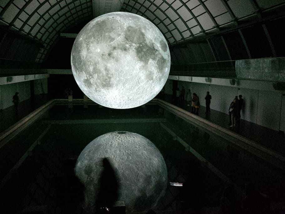 foto, holograma de la lluna, flotant, aigua, gent, endins, habitació, astronomia, edifici, sostre, lluna plena, a l'interior, llum, lluna, reflexió, ciència, nit, arquitectura, grup de persones, il·luminat, estructura construïda, persones reals, homes, adult, dones, esfera, forma geomètrica, forma, estils de vida, fantasmal, persones incidentals, 2K