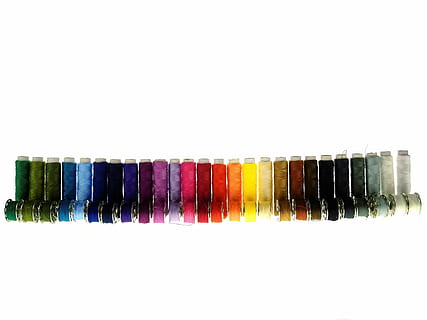 lotto di colori assortiti, filato, filo, cucire, rocchetto di filo, colorato, filo per cucire, merceria, moda, design, bobina, ruolo, Handarbeit, schneider, mestiere, nähutensilien, accessori per il cucito, kit da cucito, fadenrollen, sartoria, creativo, sfondo bianco, multicolore, girato in studio, copia spazio, in casa, scelta, natura morta, variazione, di fila, grande gruppo di oggetti, fianco a fianco, nessuno, ritagliare, preparativi, collezione, avvicinamento, ordine, gruppo di oggetti, formazione scolastica, arte e artigianato, varietà, 4K, CC0, dominio pubblico, privo di copyright