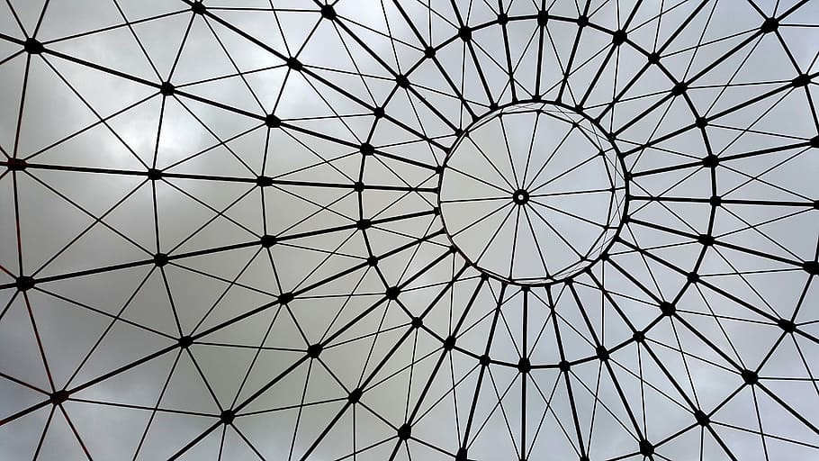primer pla, foto, esfera de metall, cel, núvols, pluja, sostre, patró, geomètric, arquitectura, modern, edifici, façana, finestra, art, blanc i negre, futurista, perspectiva, forma geomètrica, estructura construïda, forma, disseny, fons, marc complet, cap gent, cercle, vista d’angle baix, forma de triangle, resum, a l'interior, textura, dia, vidre - material, claraboia, directament a sota, 5K