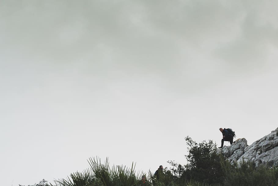 persona, rocós, muntanya, blanc, ennuvolat, cel, aventura, motxillers, noi, núvols, herba, paio, excursionista, senderisme, fulles, masculí, home, alpinista, Muntanyisme, plantes, pose, postura, roques, pedres, viatjar, una persona, còpia espai, naturalesa, de peu, homes, activitat, persones reals, activitat d'oci, planta, dia, estils de vida, longitud completa, núvol - cel, bellesa a la natura, a l'aire lliure, rock, terra, 5K