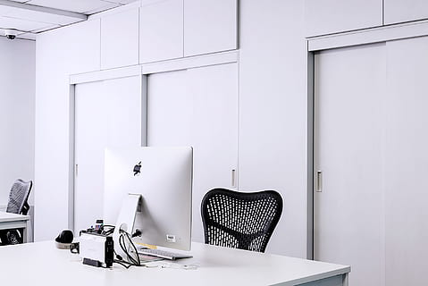 monitor imac, computer, tastiera, Mela, elettronica, moderno, tecnologia, attività commerciale, ufficio, scuola, lavoro, scrivania, in casa, sedia, posto a sedere, mobilia, tavolo, Business aziendale, sedia da ufficio, assenza, computer fisso, nessuno, attrezzatura informatica, design, posto di lavoro, scarso, lampada elettrica, 1080P, CC0, dominio pubblico, privo di copyright