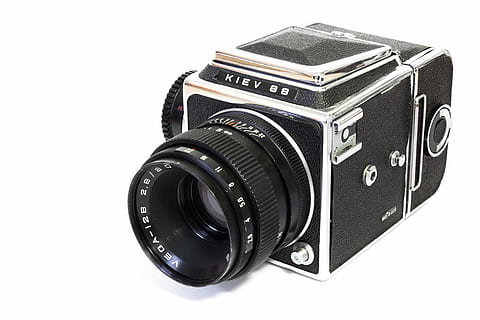 kamera, analog, medium format, Russisk, Kiev, gammelt kamera, fotografi, fotografering, fotokamera, film, gammel, analog kamera, nostalgi, Foto, retro, årgang, linse, hipster, retro look, indspilning, roll film, analoge film, slr, fotografering temaer, kamera - fotografisk udstyr, gammeldags, retro stylet, skåret ud, kamera film, hvid baggrund, enkelt objekt, sort farve, filmindustrien, teknologi, objektiv - optisk instrument, studio skud, fotografisk udstyr, indendørs, digitalt kamera, objektiv - øje, ingen mennesker, stilleben, kopiere plads, tæt på, SLR kamera, læder, 5K, CC0, offentligt domæne, royaltyfrie
