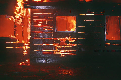 casa que es cremava, cremar, cremant, foc, flames, casa, il·luminat, reflexió, aigua, nit, cap gent, a l'aire lliure, exterior de l'edifici, arquitectura, foc - fenomen natural, calor - temperatura, flama, naturalesa, color taronja, estructura construïda, moviment, material de fusta, brillant, edifici, fusta, llar de foc, 1080P, CC0, domini públic, lliure de regalies