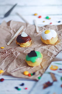 Choux, fløde, kage, mad og drikke, mad, sødt mad, sød, stilleben, overbærenhed, ingen mennesker, friskhed, indendørs, bord, selektiv fokusering, fristelse, dessert, klar til at spise, tæt på, æg, valg, multi farvet, variation, fransk mad, 1080P, CC0, offentligt domæne, royaltyfrie