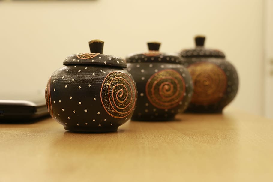 ornament, Caixa, estudiar, taula, oficina, patró, caixa oferta, escriptori, tetera, cultures, te - beguda calenta, cultura asiàtica oriental, ceràmica, material de fusta, cultura xinesa, a l'interior, cap gent, primer pla, dia, art i artesania, enfocament selectiu, artesania, natura morta, antiguitat, creativitat, centrar-se en primer pla, en fila, grup d'objectes, tres objectes, negocis, història, ornamentat, 2K